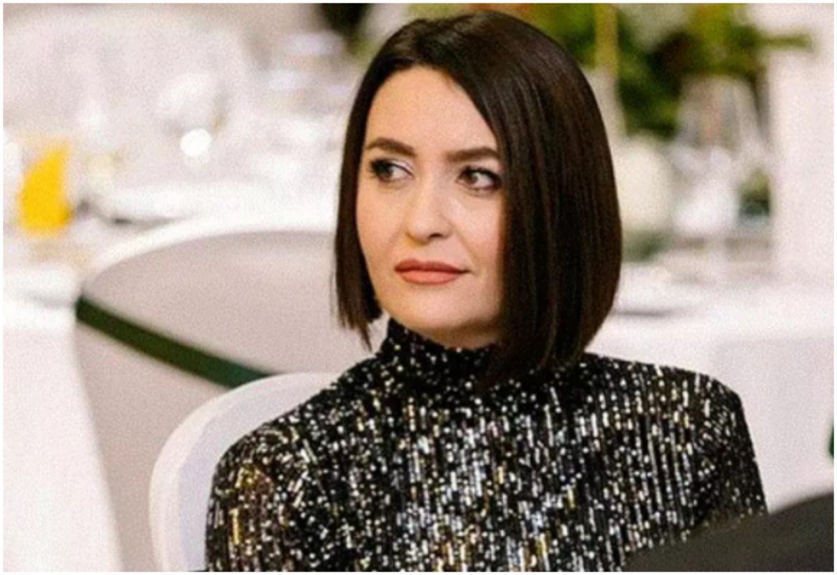 Imagine Stire Amalia Năstase, mesaj către Ministerul Transporturilor, după ce a rămasă blocată în aeroport. „E plin avionul și stăm ca prostii în el” | 2review.ro