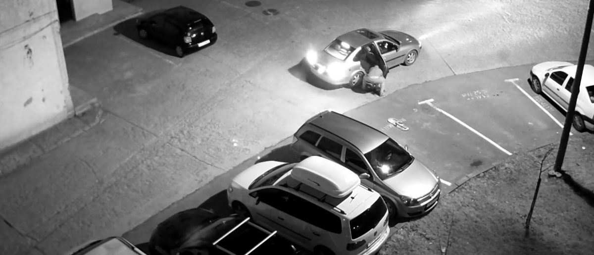 Imagine Stire Cum se fură capacele de canal la Onești. Primarul a ajuns la disperare – VIDEO | 2review.ro