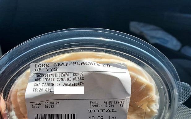 O clientă a cumpărat icre, însă, când s-a uitat cu atenție la produs, ea a observat că există mucegai. Cu toate acestea, icrele erau în termenul de valabilitate © replicaonline.ro