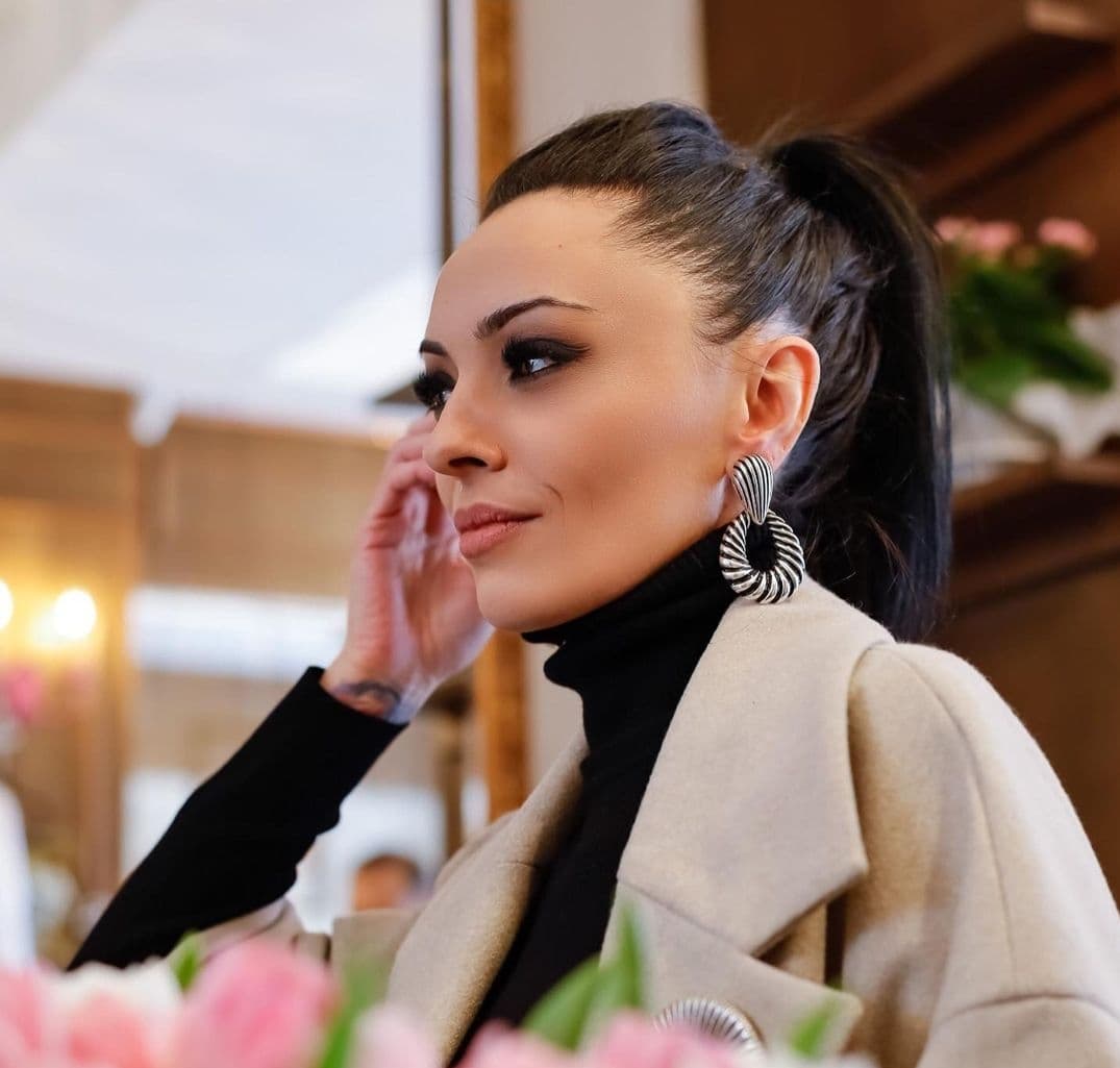 Imagine Stire Motivul pentru care Cosmina Păsărin este sigură la 38 de ani! Cum arată acum vedeta | 2review.ro