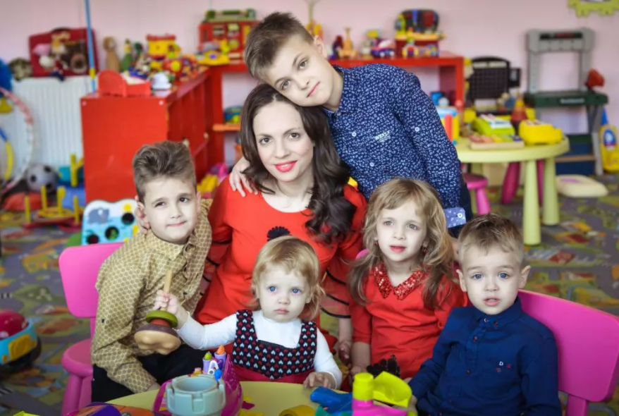 Imagine Stire Raluca ex-Angels, despre viața cu cinci copii: „Maternitatea mă împlinește mai mult” | 2review.ro