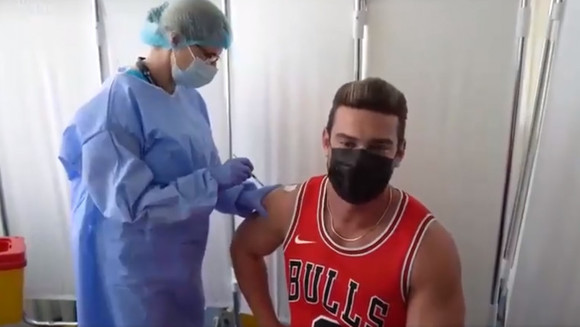 Imagine Stire Dorian Popa s-a vaccinat împotriva COVID-19. Cântărețul a transmis totul live | 2review.ro
