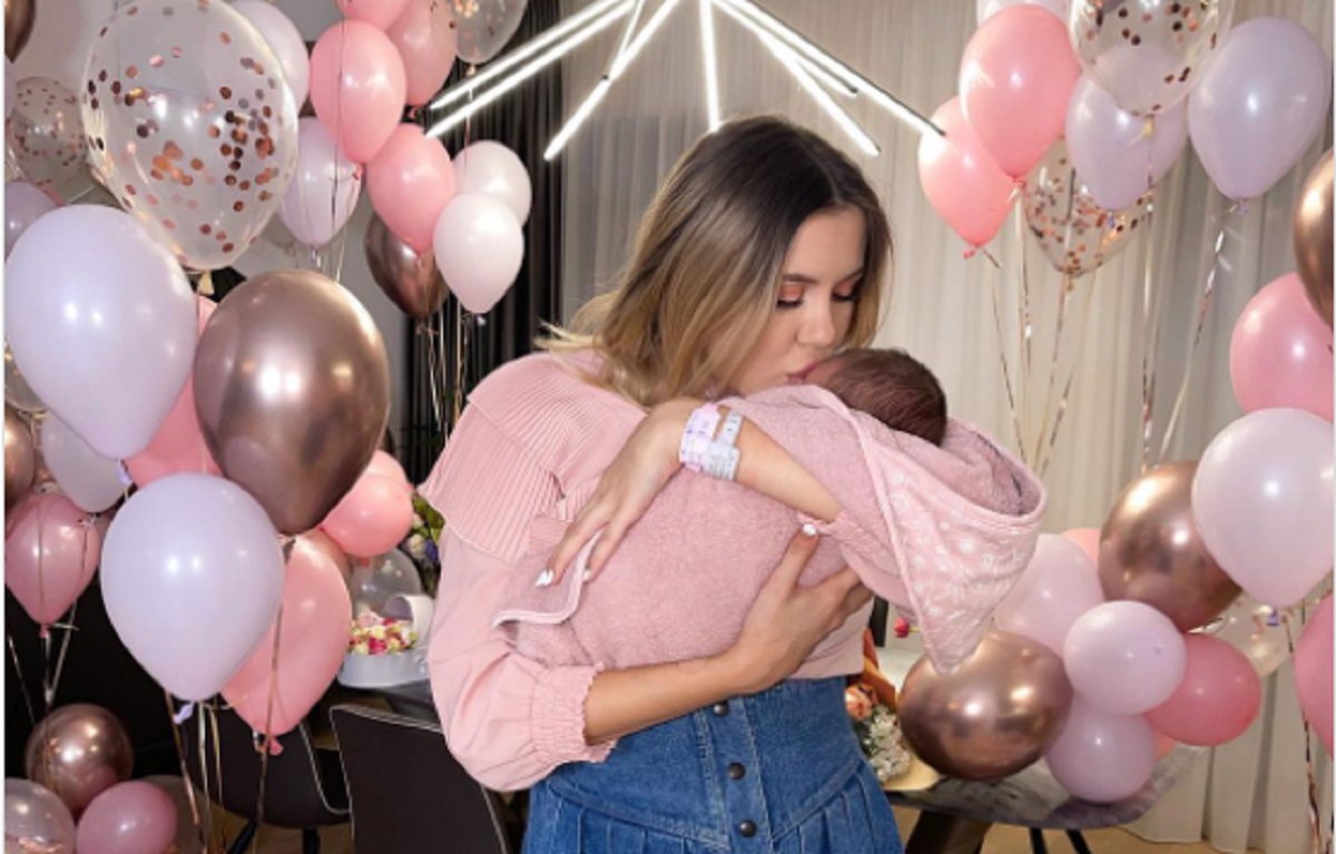 Imagine Stire Emily Burghelea, topită după fetița ei! Ce fotografie emoționantă a împărtășit cu fanii din social media | 2review.ro