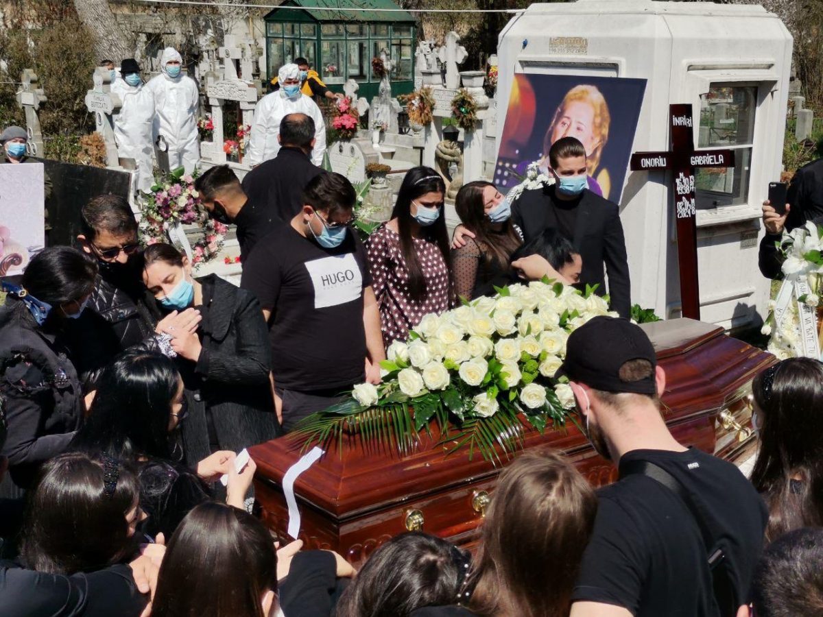 Imagine Stire FOTO EXCLUSIV! Imagini de la înmormântarea lui Gabi Luncă. Artista este condusă pe ultimul drum de familie și prieteni | 2review.ro