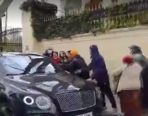 Imagine Stire Reacția lui Gigi Becali, în fața palatului său, când oamenii l-au luat cu asalt, înainte de Paște | 2review.ro