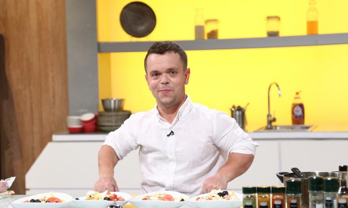 Imagine Stire Povestea emoționantă a lui Iulian Buiac, tânărul cu nanism care i-a impresionat pe jurații de la Chefi la Cuțite: „Râdeau , mă făceau pitic, le era rușine să iasă cu mine” | 2review.ro