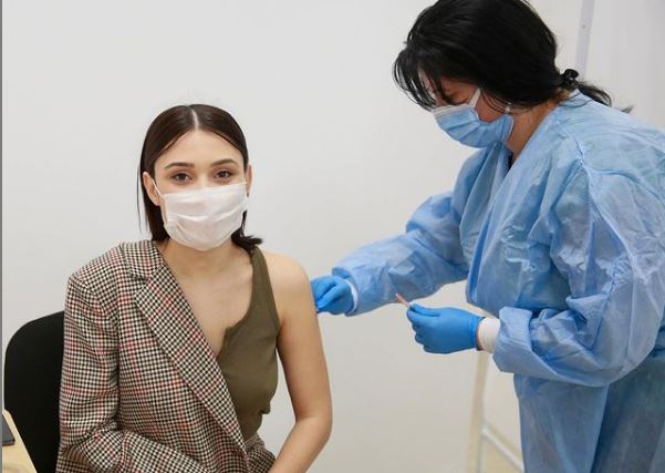 Imagine Stire Scandal după ce Irina Rimes s-a vaccinat: ”De ce trebuia să spui asta?” / ”Reprezint interesele mele personale, pur egoiste” | 2review.ro