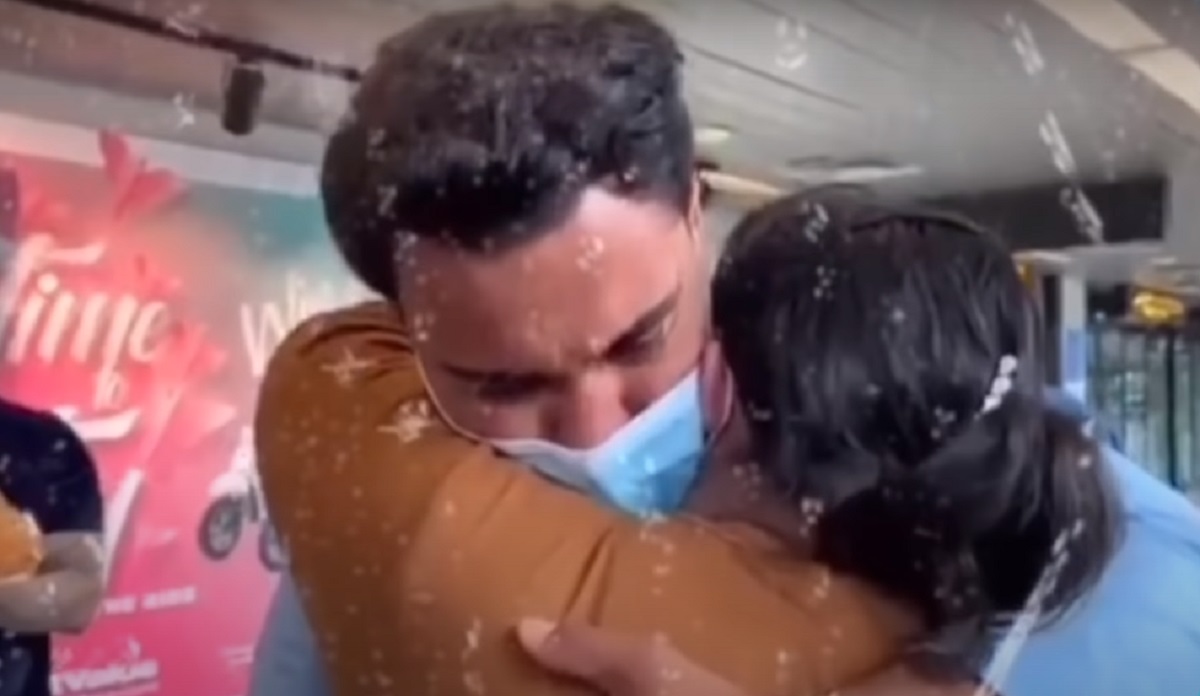 Imagine Stire Imagini emoționante. Cum a fost întâmpinat Jador pe aeroport, la întoarcerea în România – mama lui a plâns în hohote! | 2review.ro