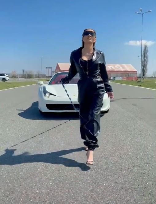 Karmen și mașina sa. Sursă foto: Instagram