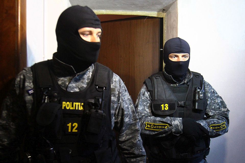 Mascații au descins într-unul dintre cele mai cunoscute saloane de masaj erotic din Iași. 14 persoane au fost conduse la audieri