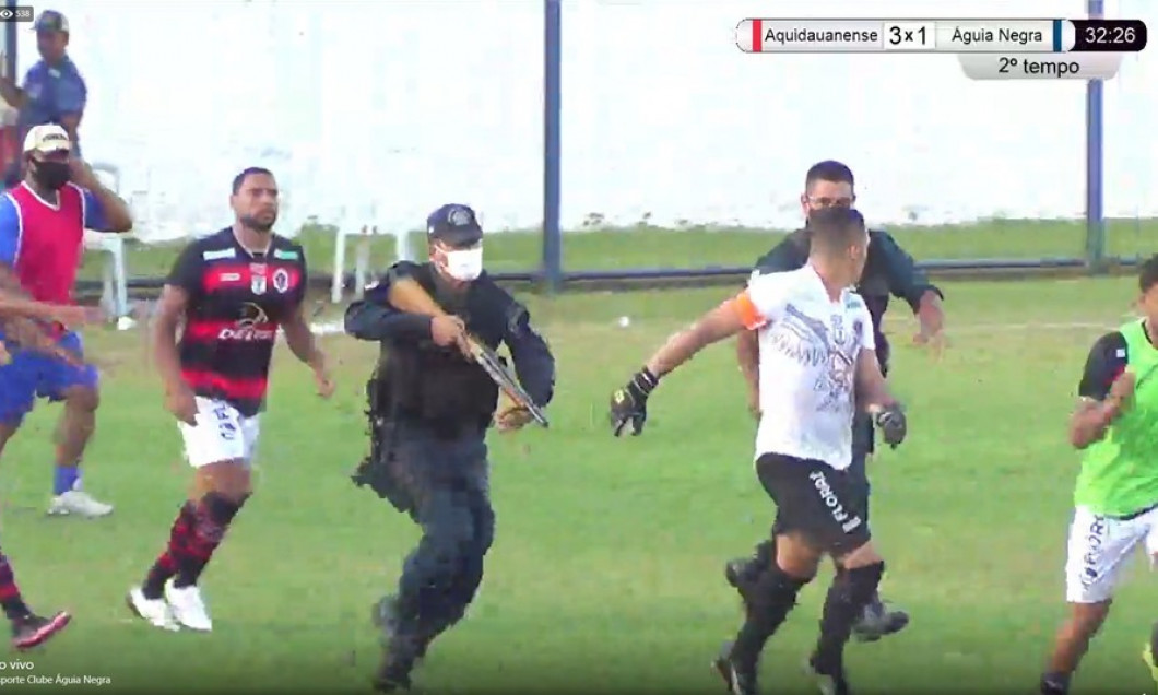 Imagine Stire Meci de fotbal cu focuri de armă, în Brazilia. Un jucător, alergat de poliție pe teren. VIDEO | 2review.ro