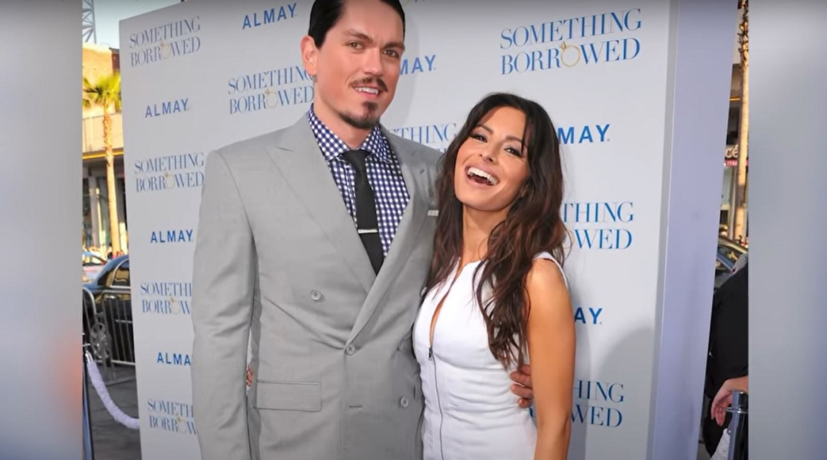 Imagine Stire Sarah Shahi și Steve Howey au semnat actele de divorț, iar custodia celor 3 copii este comună. S-a aflat și cum și-au împărțit averea | 2review.ro