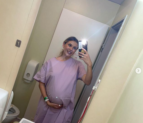 Imagine Stire Emily Burghelea naște! Influencerița a intrat în travaliu de 12 ore „Îmi voi ține fetița în brațe” FOTO | 2review.ro