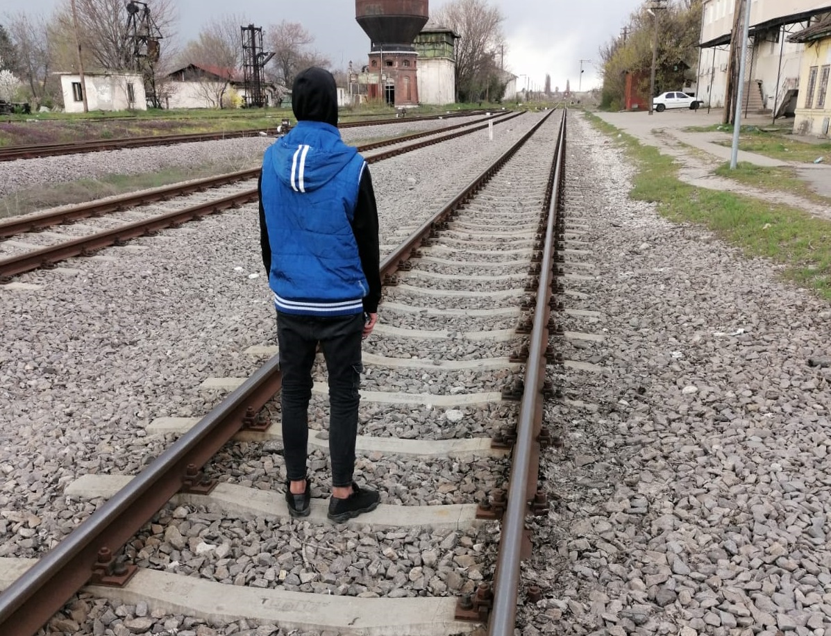 Imagine Stire A jucat „Adevăr sau provocare” și a ajuns după gratii. Un tânăr giurgiuvean a lăsat fără comunicații linia CFR dintre Giurgiu și Ruse | 2review.ro