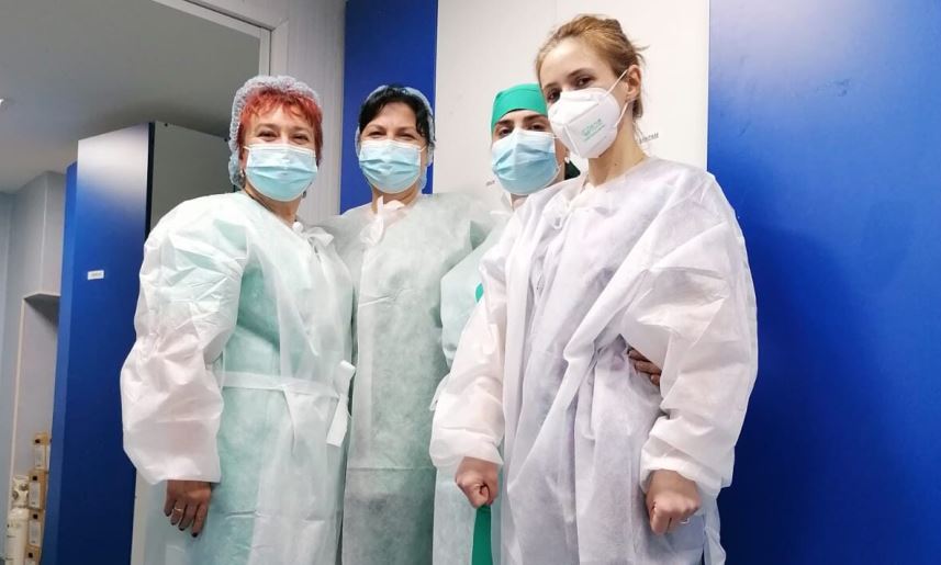Imagine Stire Cine este cântăreața de muzică populară care lucrează la terapie intensivă la Spitalul Floreasca | 2review.ro
