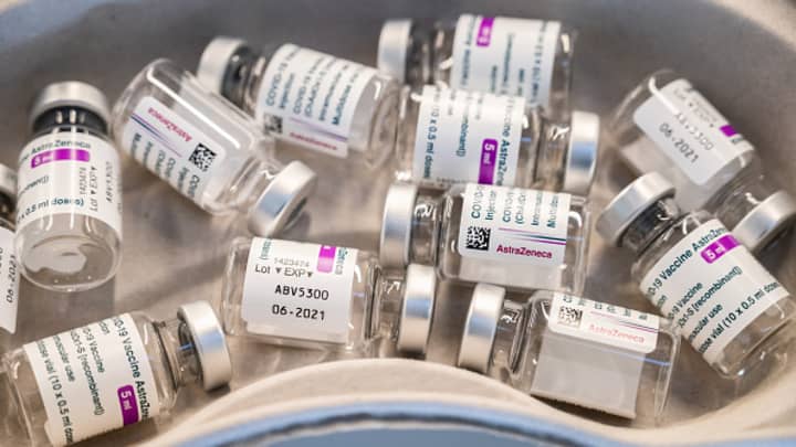Anunț oficial! Există o legătură între vaccinul AstraZeneca și apariția cheagurilor de sânge