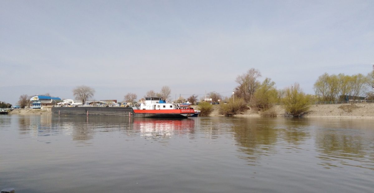Urgență pe Dunăre. La un pas de dezastru ecologic, 35 de tone de produse petroliere au ajuns în apă