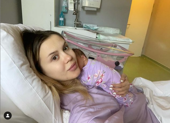 Imagine Stire Emily Burghelea a devenit mămică! Primele declarații ale fostei asistente tv despre micuță | 2review.ro