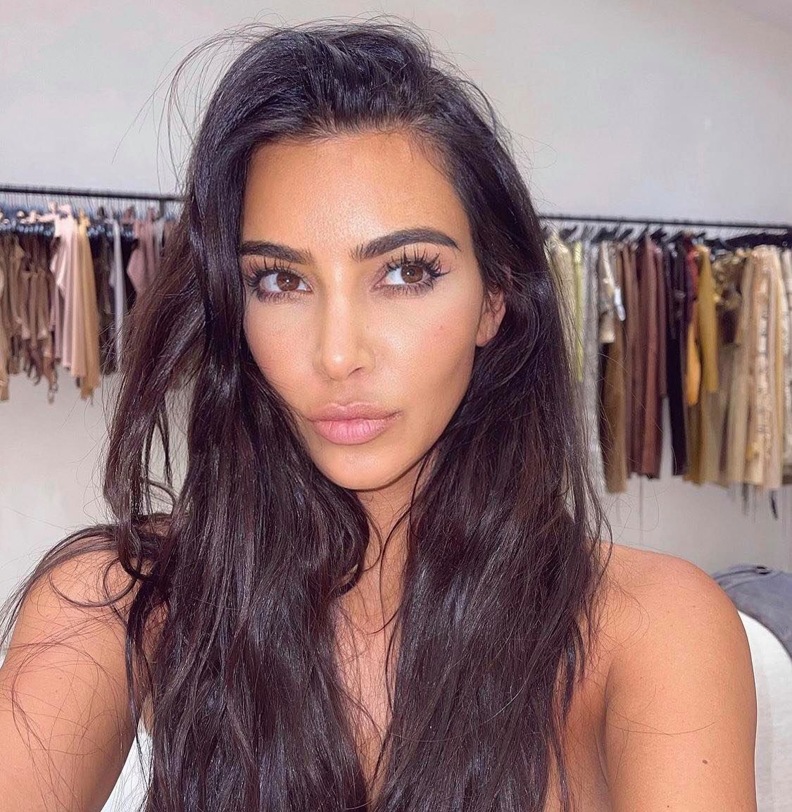 Imagine Stire Kim Kardashian, dată în judecată de șapte dintre angajații ei. Care este motivul | 2review.ro