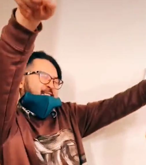 Imagine Stire Florin Salam, iubit pe tot mapamondul. Rikito Watanabe, japonezul de la “Chefi la cuțite”, show pe melodiile celebrului artist | 2review.ro