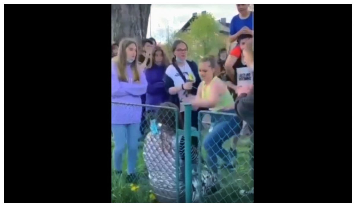 Imagine Stire Caz șocant în Brașov! O adolescentă a fost bătută și umilită, de alți copii. Imaginile au devenit virale | 2review.ro