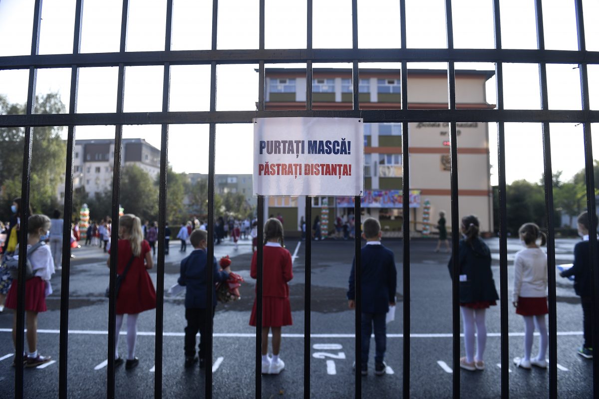 Imagine Stire Decizie importantă, luată în București.  Masca rămâne obligatorie în apropierea școlilor și în spațiile aglomerate | 2review.ro