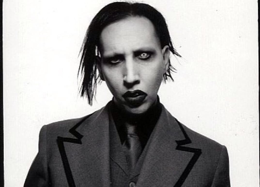 Imagine Stire Marilyn Manson ar putea ajunge în spatele gratiilor! Poliția a emis un mandat de arestare. Starul este acuzat de agresiune | 2review.ro