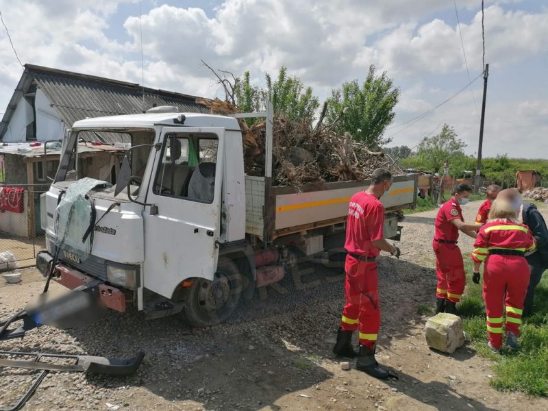 Șoferul autoutilitarei a fost agresat de rudele copilului mort și de vecinii acestuia, la scurt timp după ce s-a produs accidentul teribil © presasm.ro