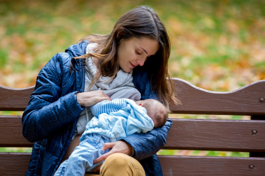 Imagine Stire BANC| „Pe o bancă, o mămică alăpta. Lângă ea, un tip se uita” | 2review.ro