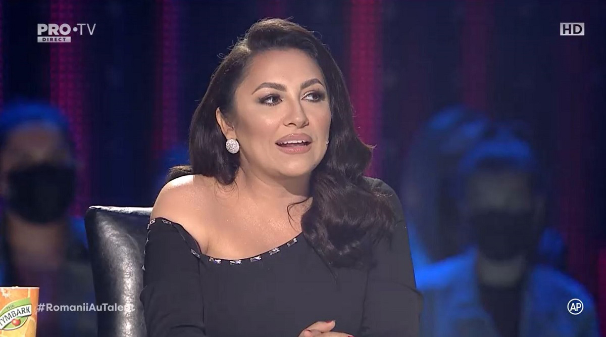 Imagine Stire Andra, ținută cu o croială spectaculoasă în finala de la Românii au talent! Rochia neagră este crăpată până sus pe piciorul drept | FOTO | 2review.ro