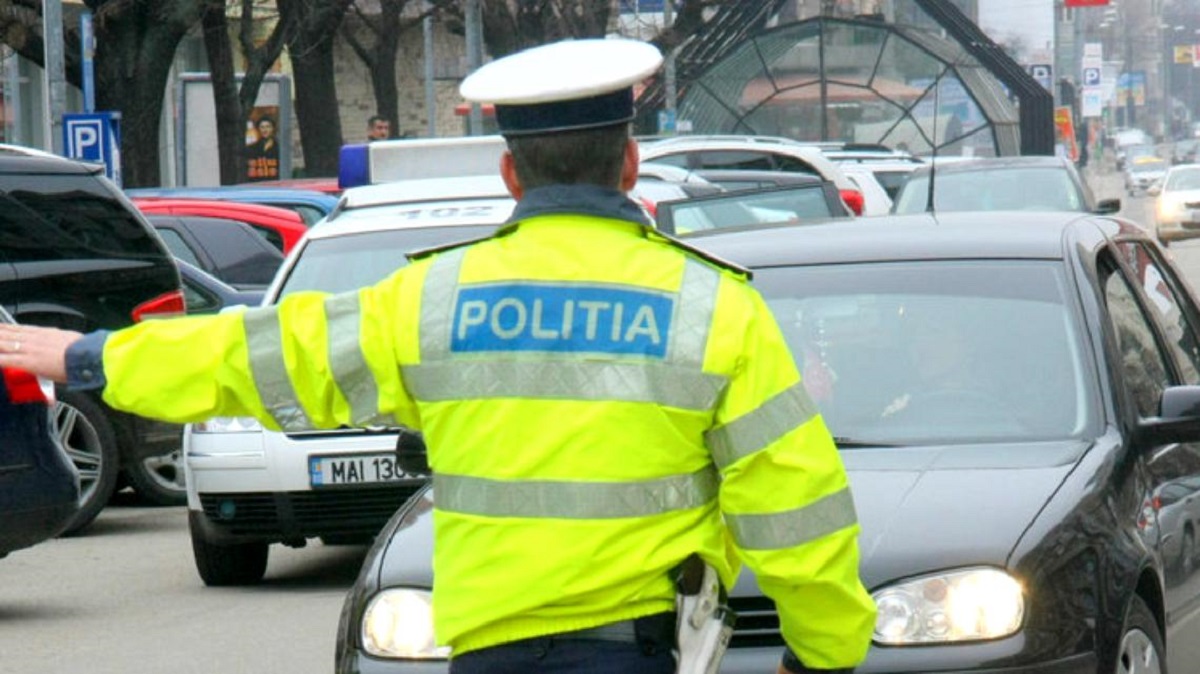 Imagini virale cu doi polițiști din Cluj-Napoca, în timp ce au fost surprinși că au parcat mașina neregulamentar, pentru a merge la fast-food: „Dacă eu aș opri acolo…”