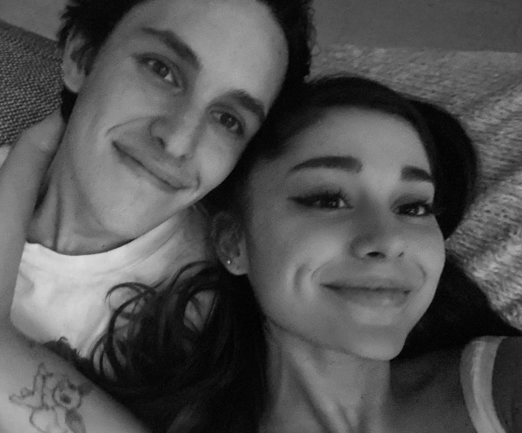 Imagine Stire Nuntă mare în showbiz! Ariana Grande s-a căsătorit, în secret, cu Dalton Gomez | 2review.ro