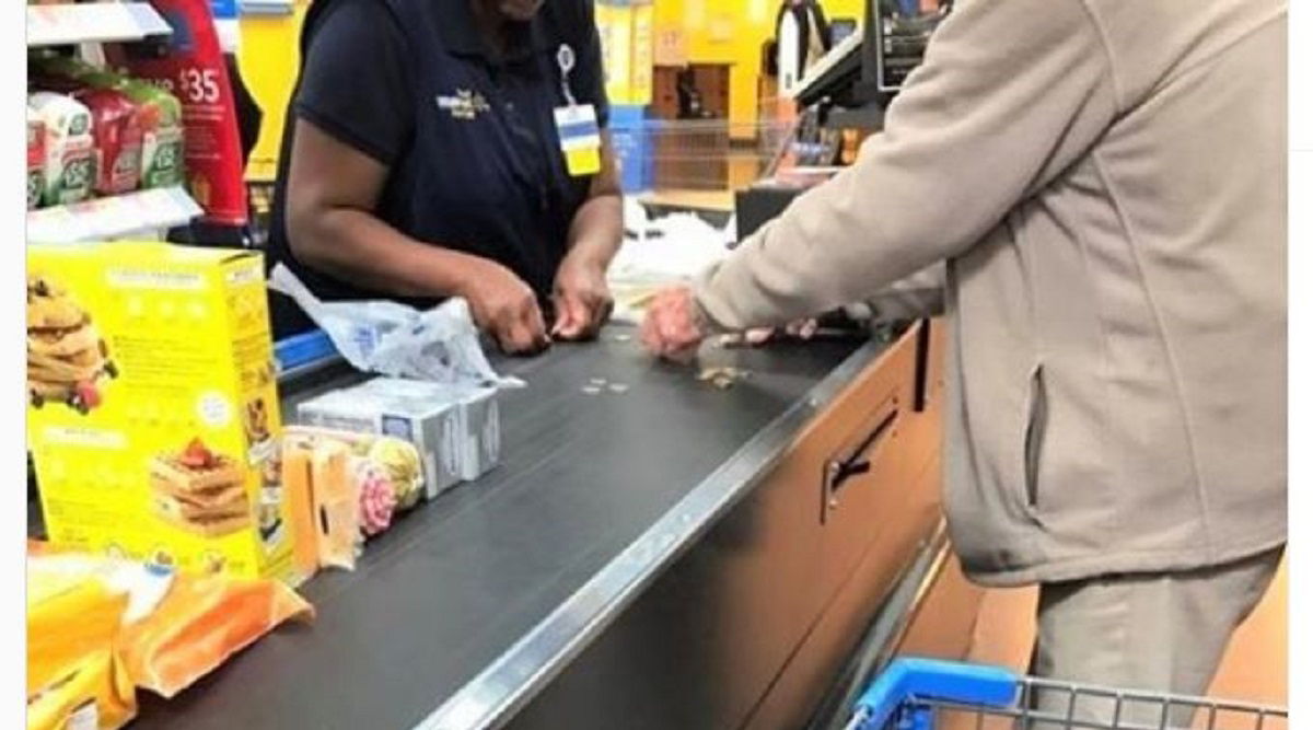 Câți lei primea salariu un român care lucra casier în supermarketurile Carrefour, înainte de instalarea caselor self-pay