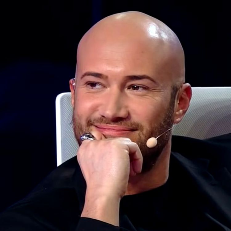 Imagine Stire Mihai Bendeac, cu păr! Imaginile făcute publice de fosta lui dirigintă | 2review.ro