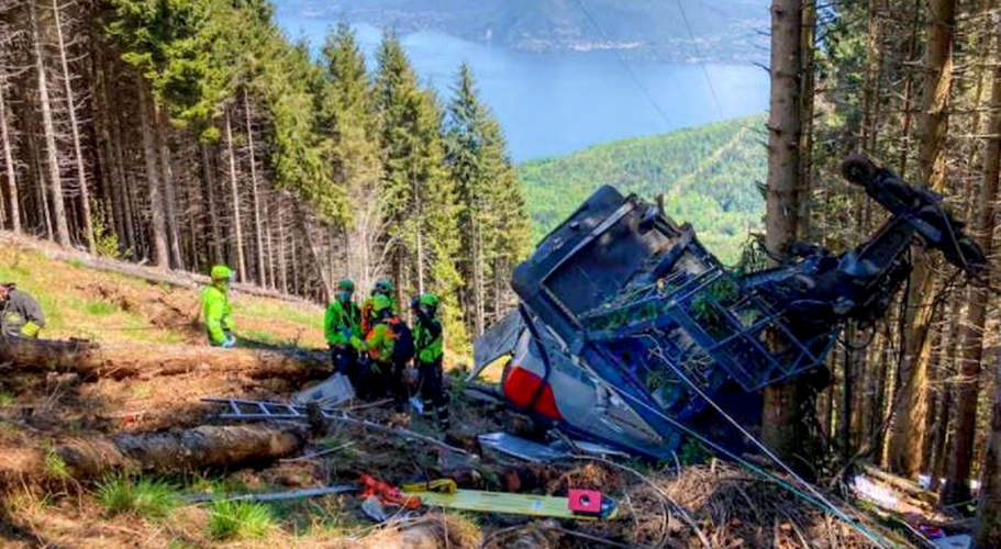 Imagine Stire Accident grav pe telecabina Stresa-Mottarone. 13 morți și doi copii transportați de urgență la spital | 2review.ro