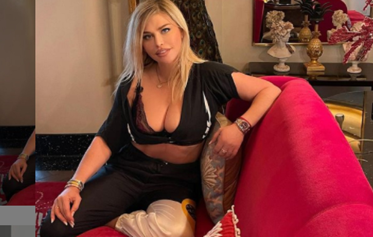 Imagine Stire Loredana Groza uimește din nou. Artista și-a lăsat sânii pe afară, în cea mai decoltată rochie. FOTO | 2review.ro