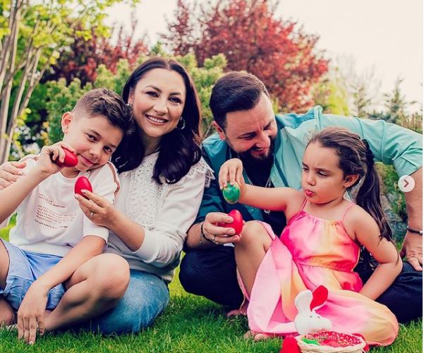Imagine Stire Familia Măruță, mesaj emoționant de Paște! Vezi ce au făcut cei patru, în curtea casei, cu ouă roșii în mâini VIDEO | 2review.ro