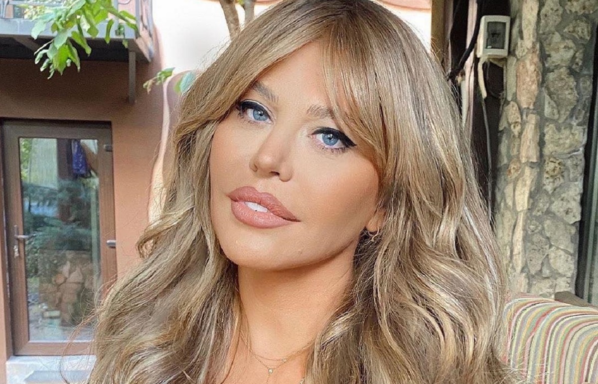 Imagine Stire Cum a ieșit Loredana Groza să se plimbe cu trotineta. Ce ținută excentrică a purtat artista, în parc | 2review.ro