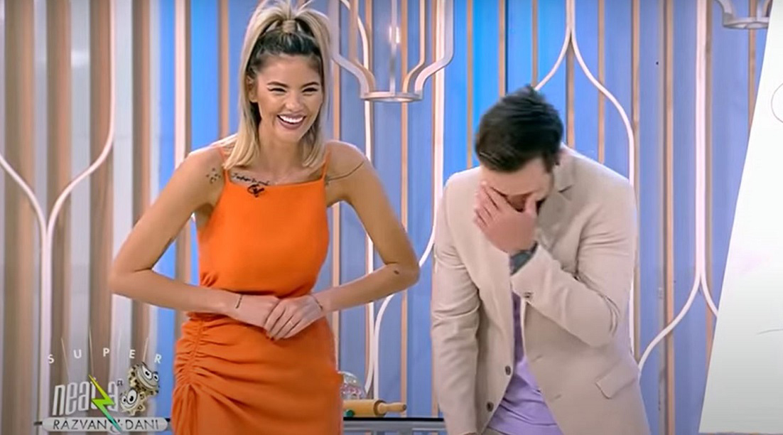 Imagine Stire Ramona Olaru, gest indecent la TV. Dani Oțil nu s-a abținut și i-a zis în direct: “Se trage de chiloței de când a început emisiunea” | VIDEO | 2review.ro