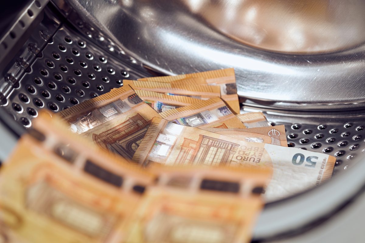Imagine Stire Curs valutar 19 mai 2021: Cât valorează un euro și un dolar | 2review.ro