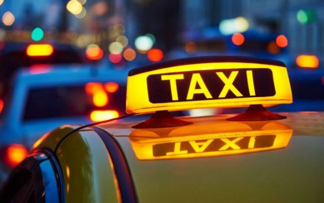 Un taximetrist din România a devenit viral, după ce o femeie a publicat o fotografie cu bordul mașinii lui: ”În viața mea n-am văzut așa ceva!”