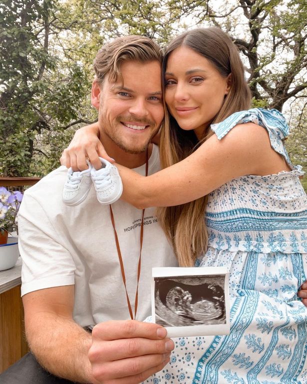 Imagine Stire Louise Thompson și-a dezvăluit burtica de gravidă! Vedeta este însărcinată în 18 săptămâni | 2review.ro