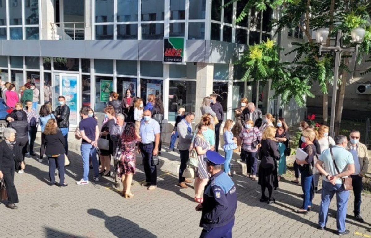 Protest la primăria din Focșani! Oamenii acuză că nu și-au primit salariile