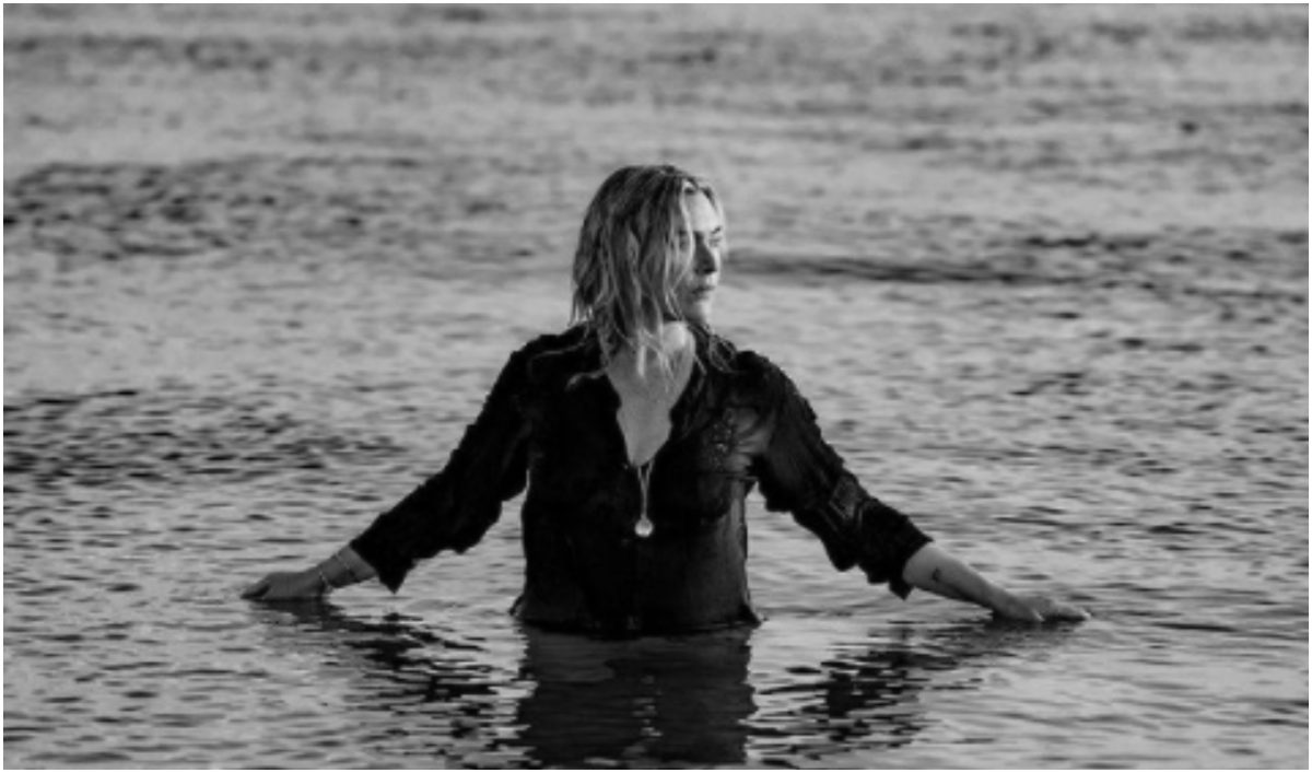 Imagine Stire Kate Winslet a refuzat categoric să-i fie editat corpul într-o scenă nud: „Le-am spus: Băieți, știu câte riduri am, vă rog să le puneți la loc” | 2review.ro