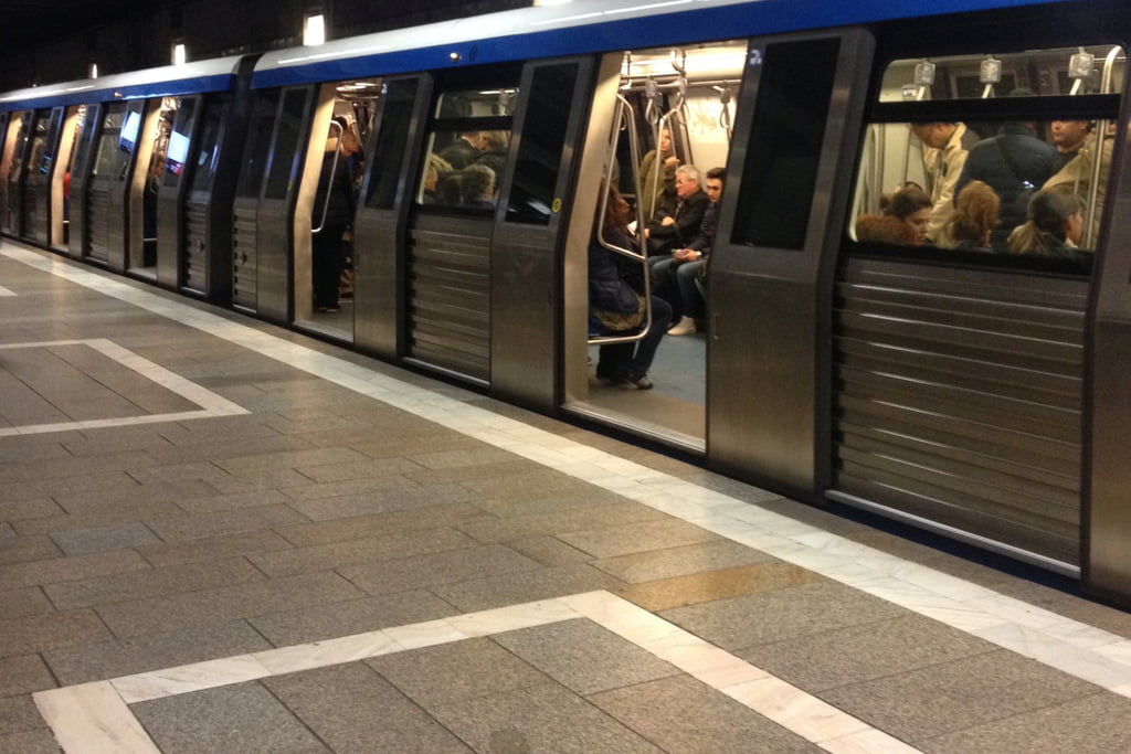 Autoritățile, în alertă la metrou! O femeie s-a aruncat în fața trenului