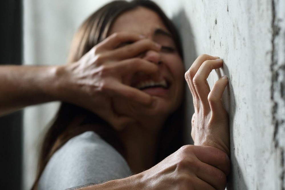 O tânără de 14 ani din Maramureș a fost atacată și abuzată de un bărbat care a urmărit-o zeci de metri