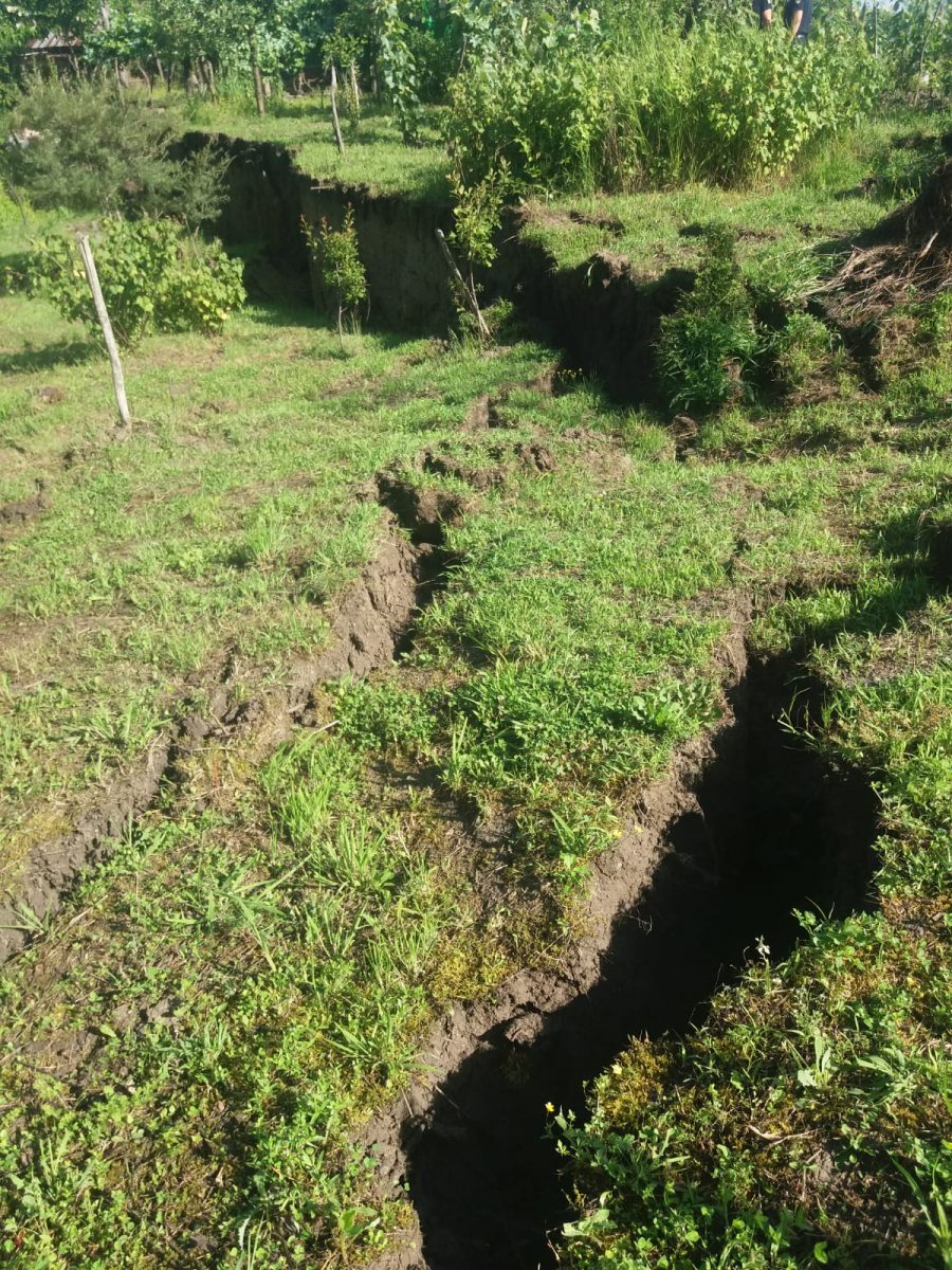 Alunecare de teren în Vâlcea, mai multe gospodării evacuate. Primar: „Se aud zgomote ciudate”