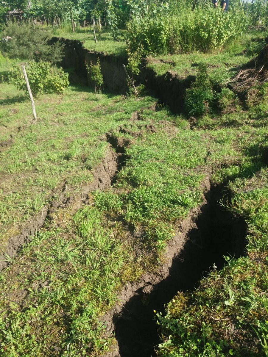 Imagine Stire Alunecare de teren în Vâlcea, mai multe gospodării evacuate. Primar: „Se aud zgomote ciudate” | 2review.ro