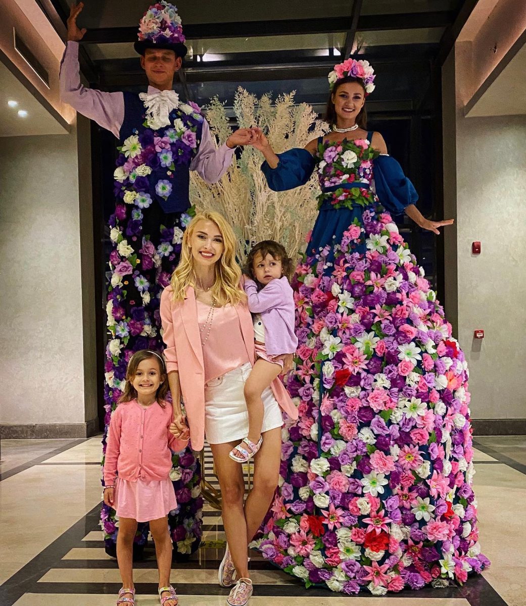 Aflată în Rixos Premium Magawish Suites & Villas, Hurghada, Andreeea Bălan o ține de mână pe Ella, iar pe fetița ei cea mică, în brațe © Facebook