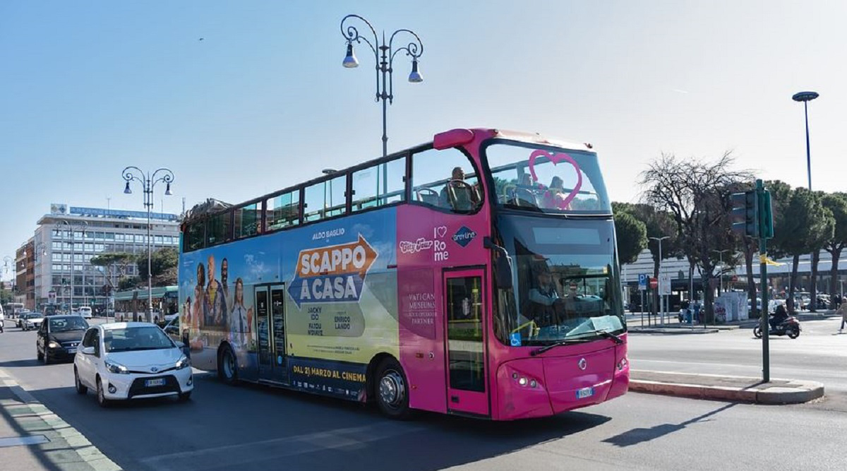Imagine Stire BANCUL ZILEI | O băbuță se adresează șoferului în autobuz:  – Nu vrei, maică, niște alune? | 2review.ro